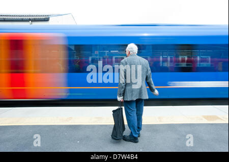 London, Regno Unito - 14 Maggio 2013: un passeggero sulla stazione di Wimbledon di credito piattaforma: Piero Cruciatti/Alamy Live News Foto Stock