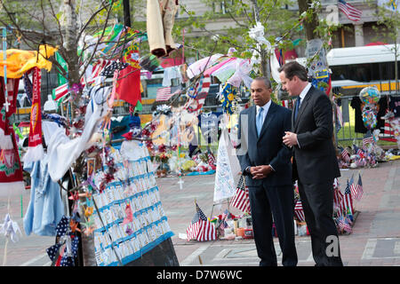 Boston, Massachusetts, USA. 14 maggio 2013. Primo Ministro britannico David Cameron, destra, si unisce con il governatore del Massachusetts Deval Patrick, sinistra e visiti la Maratona di Boston Bombing Memorial Martedì, 14 maggio 2013 a Boston, Massachusetts. (Immagine di credito: credito: Nicolaus Czarnecki/METRO US/ZUMAPRESS.com/Alamy Live News) Foto Stock