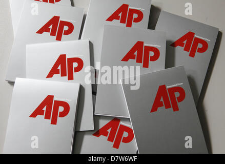 FILE - Un archivio foto datata 25 settembre 2009 mostra il logo di noi news agency Associated Press (AP) sulla scrittura di pastiglie in poi editor centrale dell'ufficio di AP in Germania Frankfurt Main, Germania. AP è sostenendo che essi sono stati pedinati da parte del Dipartimento di giustizia statunitense. AP ha annunciato negli Stati Uniti il 13 maggio 2013 che il Dipartimento di giustizia aveva segretamente ottenuti i dati di traffico di più di 20 connessioni di media company e i suoi giornalisti. Foto: Frank Rumpenhorst Foto Stock