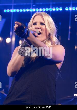 Malmo, Svezia. 14 maggio 2013. Cantante Natalie Horler dalla banda Cascada che rappresenta la Germania esegue al Israelian parte durante l'Eurovision Song Contest 2013 a Malmo, Svezia, 13 maggio 2013. Foto: Joerg Carstensen/dpa/Alamy Live News Foto Stock