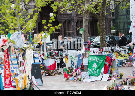 Boston, Massachusetts, USA. 14 maggio 2013. Primo Ministro britannico David Cameron, destra, si unisce con il governatore del Massachusetts Deval Patrick, sinistra e visiti la Maratona di Boston Bombing Memorial Martedì, 14 maggio 2013 a Boston, Massachusetts. (Immagine di credito: credito: Nicolaus Czarnecki/METRO US/ZUMAPRESS.com/Alamy Live News) Foto Stock