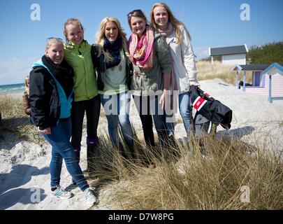 Malmo, Svezia. 14 maggio 2013. Cantante Natalie Horler (C) dalla banda Cascada che rappresenta la Germania pone con gli studenti svedesi durante un viaggio della delegazione tedesca a Skanoer durante l'Eurovision Song Contest 2013 a Malmo, Svezia, 14 maggio 2013. Il gran finale del 58th Eurovision Song Contest (CES) avviene il 18 maggio 2013. Foto: Joerg Carstensen/dpa +++(c) dpa - Bildfunk+++/Alamy Live News Foto Stock