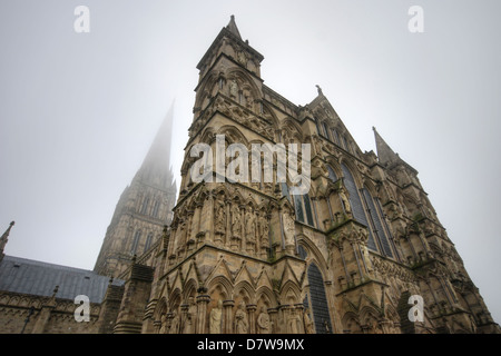 La cattedrale di Salisbury su un nebbioso giorno Foto Stock