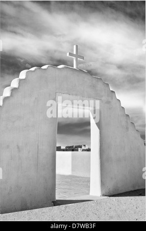 Un'immagine in bianco e nero di San Girolamo ingresso anteriore di Taos Pueblo Foto Stock