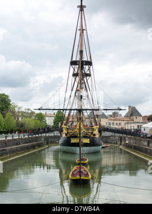 Visitatori guardare la replica del xviii secolo FREGATA FRANCESE Hermione nel suo dock presso l'Arsenale marittimo, Rochefort, Francia Foto Stock