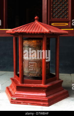 Una preghiera whee presso il Tempio Lama a Beijing in Cina Foto Stock