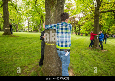 Abbracciare un albero, record del mondo. 848 persone abbracciando un albero al tempo stesso. Record del mondo per il Guinness dei record. avviato dal WWF. Foto Stock