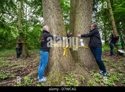 Abbracciare un albero, record del mondo. 848 persone abbracciando un albero al tempo stesso. Record del mondo per il Guinness dei record. avviato dal WWF. Foto Stock