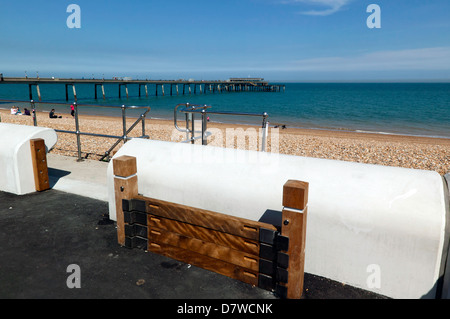 Una vista del Molo di trattativa, che mostra il nuovo lungomare le misure di difesa contro le inondazioni in primo piano. Foto Stock