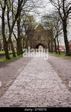 Sentiero acciottolato che conduce a Worksop Priory gatehouse costruito intorno al 1330 Foto Stock