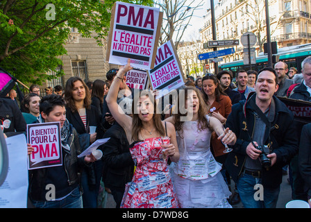 Parigi, Francia, folta folla, fronte, donne, lesbiche; gruppi di attivismo LGBT, associazioni per i diritti gay 'Oui, Oui, oui' che celebrano il passaggio della nuova legge 'matrimonio per tutti' (matrimonio gay), manifesto di protesta francese Foto Stock