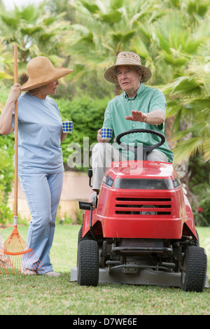 Coppia di anziani avente una pausa da giardinaggio Foto Stock