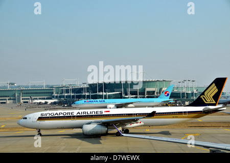 Airbus A 330-300 di Singapore Airlines e Boeing 777 di Korean Airlines aeroporto internazionale di Incheon Corea del Sud Foto Stock