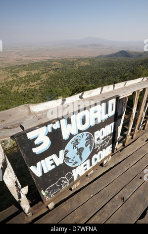 Terzo Mondo Viewpoint' firmare con supporto Longonot National Park in distanza, Mount Longonot National Park, Nakuru, Kenya Foto Stock