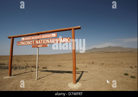 Segno del parco con uno stratovulcano in distanza, Mount Longonot National Park, Nakuru, Kenya Foto Stock