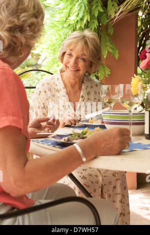 Due donne anziane godendo il pranzo insieme Foto Stock