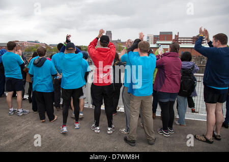 Liverpool, Regno Unito. 14 maggio 2013. L'inaugurale gara interuniversitaria "Dragon Boat" presso il Watersports Centre , Mariners Wharf, Queens Dock, Liverpool. Gli studenti della Lancaster University, UCLAN, Edge Hill University e dell'Università di Liverpool partecipano a un evento congiunto organizzato dal Northwest Consortium of Chinese Confucius Institutes. Foto Stock