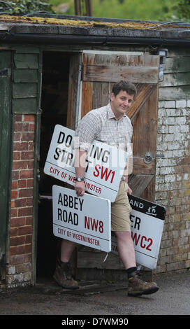 Rupert Van der Werff delle estati posizionare aste con London street segni di essere messo all'asta. Foto Stock