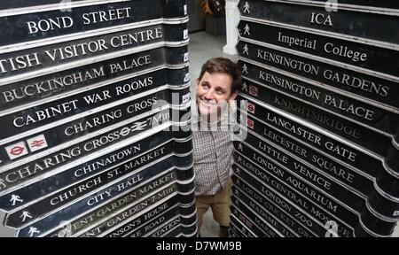 Rupert Van der Werff delle estati posizionare aste con London street segni di essere messo all'asta. Foto Stock