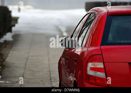 Parte posteriore del passeggero rosso auto con sfondo sfocato. Foto Stock