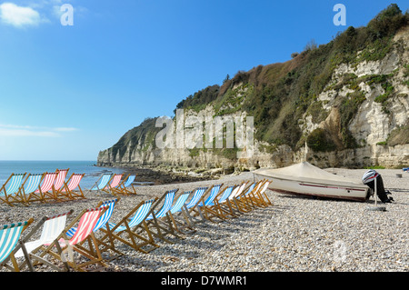 Vuoto sedie a sdraio birra Devon UK Foto Stock