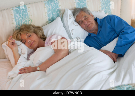 Coppia di anziani addormentato nel proprio letto Foto Stock