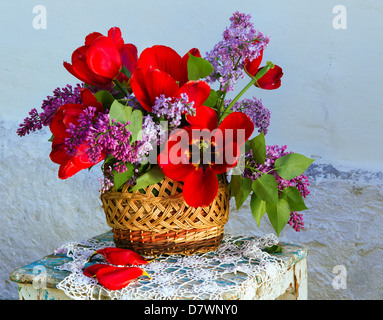 bel bouquet, composizione di fiori in cesto in stile vintage Foto Stock