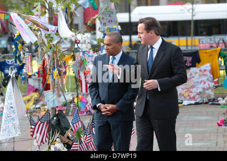 14 maggio 2013 - Boston, Massachusetts, STATI UNITI - Del Primo Ministro britannico David Cameron, R, si unisce con il governatore del Massachusetts DEVAL PATRICK e visite della Maratona di Boston Bombing Memorial. (Credito Immagine: © Nicolaus Czarnecki/METRO US/ZUMAPRESS.com) Foto Stock