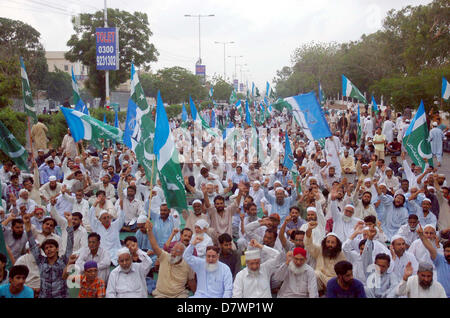 I sostenitori e gli attivisti di Jamat-e-Islami protestano contro le manovre nei collegi elettorali di Karachi e Hyderabad in elezioni generali nel corso di una dimostrazione a M.A Jinnah Road a Karachi il Martedì, 14 maggio 2013. Foto Stock