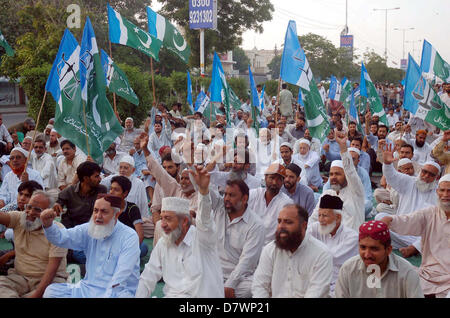 I sostenitori e gli attivisti di Jamat-e-Islami protestano contro le manovre nei collegi elettorali di Karachi e Hyderabad in elezioni generali nel corso di una dimostrazione a M.A Jinnah Road a Karachi il Martedì, 14 maggio 2013 Foto Stock