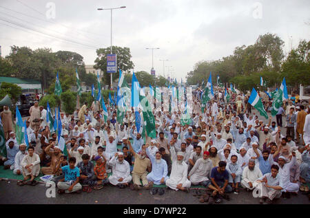 I sostenitori e gli attivisti di Jamat-e-Islami protestano contro le manovre nei collegi elettorali di Karachi e Hyderabad in elezioni generali nel corso di una dimostrazione a M.A Jinnah Road a Karachi il Martedì, 14 maggio 2013. Foto Stock