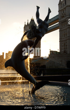 Fontana sulla riva nord del Tamigi a Londra in Inghilterra Foto Stock