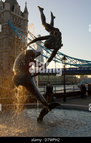 Fontana sulla riva nord del Tamigi a Londra in Inghilterra Foto Stock