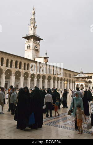 Damasco, Siria. La Grande Moschea Umayyad, un inizio di Islam monumento costruito nel VIII secolo. Il marmo cortile pieno di persone Foto Stock