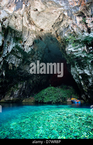 Lago sotterraneo e grotta Melissani all'isola greca di Cefalonia. Foto Stock