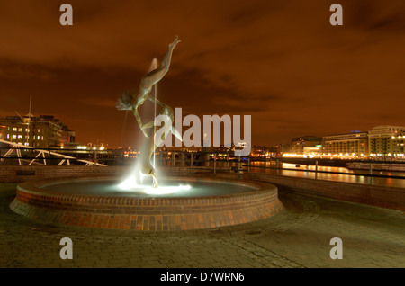 Statua fontana sulla sponda nord del Tamigi a Londra in Inghilterra Foto Stock