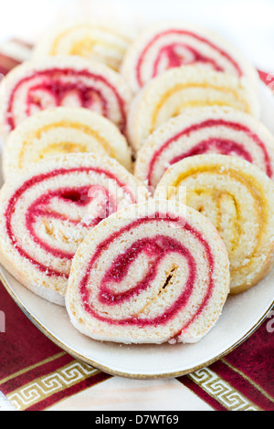 Fragola e limone Marmellata rotolo svizzero, closeup, il fuoco selettivo Foto Stock