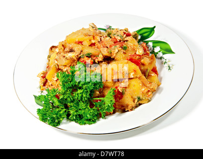 Tortilla con erbe aromatiche fresche in una piastra su sfondo bianco Foto Stock