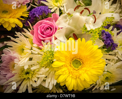 Mazzo di fiori con una varietà di fioriture colorate Foto Stock