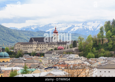 Vista sul monastero di Nonnberg a Salisburgo, Austria Foto Stock