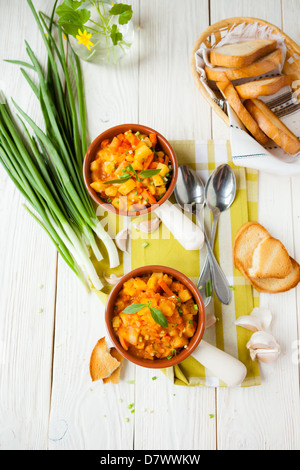 Patate in umido con aglio in una zuppiera, closeup cibo Foto Stock