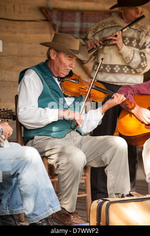 Fotografia di una band di musicisti del paese di eseguire per il pubblico durante un festival. Foto Stock