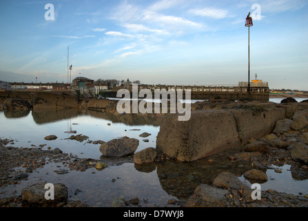 Parte del Fiume Adur mare difese a Shoreham Port / Harbour - Shoreham-da-Mare, West Sussex, in Inghilterra, Regno Unito. Foto Stock