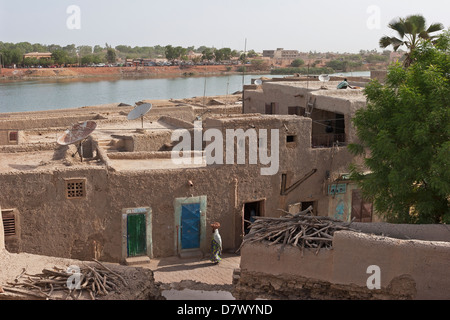Vista sulla strada e tetti di costruita tradizionalmente in terracotta edifici di fango al fiume Niger, Mopti, Mali, Africa occidentale Foto Stock