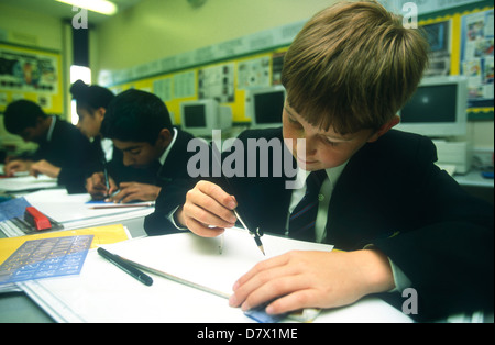 Allievo della scuola con la bussola in classe, Brughiera di scuola secondaria, Hounslow, Middlesex, Regno Unito. Foto Stock