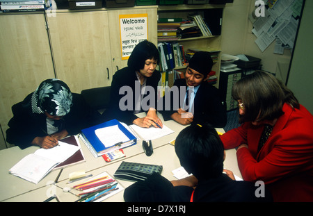 Maestro di assistere gli studenti nella classe, Brughiera di scuola secondaria, Hounslow, Middlesex, Regno Unito. Foto Stock