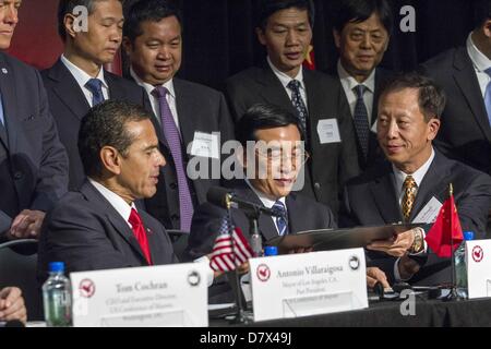 Los Angeles, California, Stati Uniti Maggio 14, 2013. Da sinistra a destra, Los Angeles City sindaco Antonio Villaraigosa, sindaco di Pechino Wang Anshun e cui Hengde, segretario generale dell Associazione Cinese dei sindaci partecipare all'apertura del settimo annuale di Sino-STATI UNITI Sindaci Vertice di Intercontinental Hotel, 14 maggio 2013 a Los Angeles. (Immagine di credito: credito: Ringo Chiu/ZUMAPRESS.com/Alamy Live News) Foto Stock