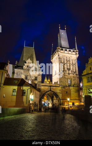 La torre alla fine del Ponte Carlo e Judith Tower, (uno dei simboli di Praga) Foto Stock