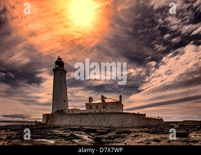 Un'immagine di Santa Maria di faro a Whitley Bay sulla costa nordorientale dell'Inghilterra. Foto Stock