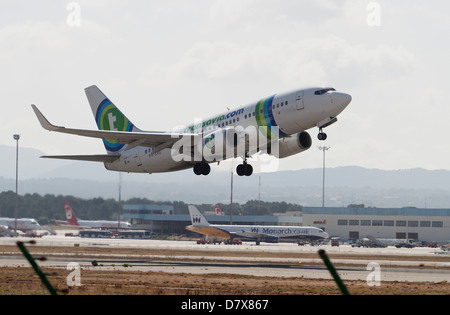 Un aereo di linea decolla da Spagnolo a Palma de Mallorca Airport Foto Stock
